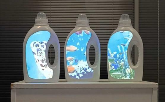 Ocean Wash -teoksessa meren elämää projisoidaan muovisten pesuainepullojen pinnalle.